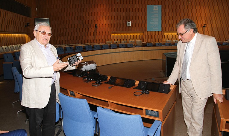 Чрезвычайный и полномочный Посол РФ, член Государственной комиссии по делам ЮНЕСКО Сидоров Е. Ю. (слева) во время презентации книги Марка Ла­чи­на, Штаб-квартира ЮНЕ­СКО, Париж